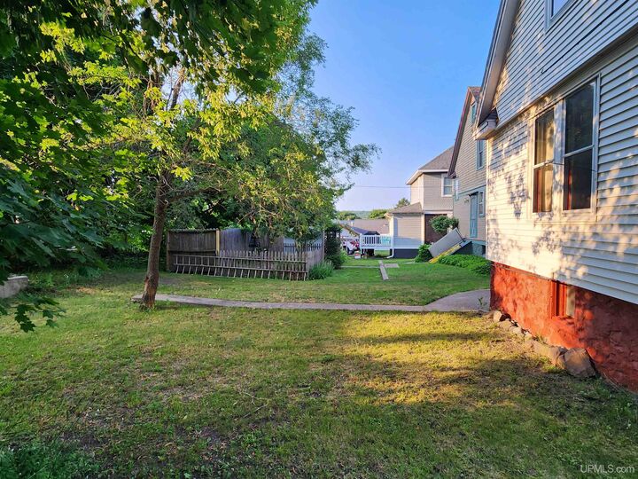 Property Photo:  1115 Summit (Rental) Street  MI 49930 