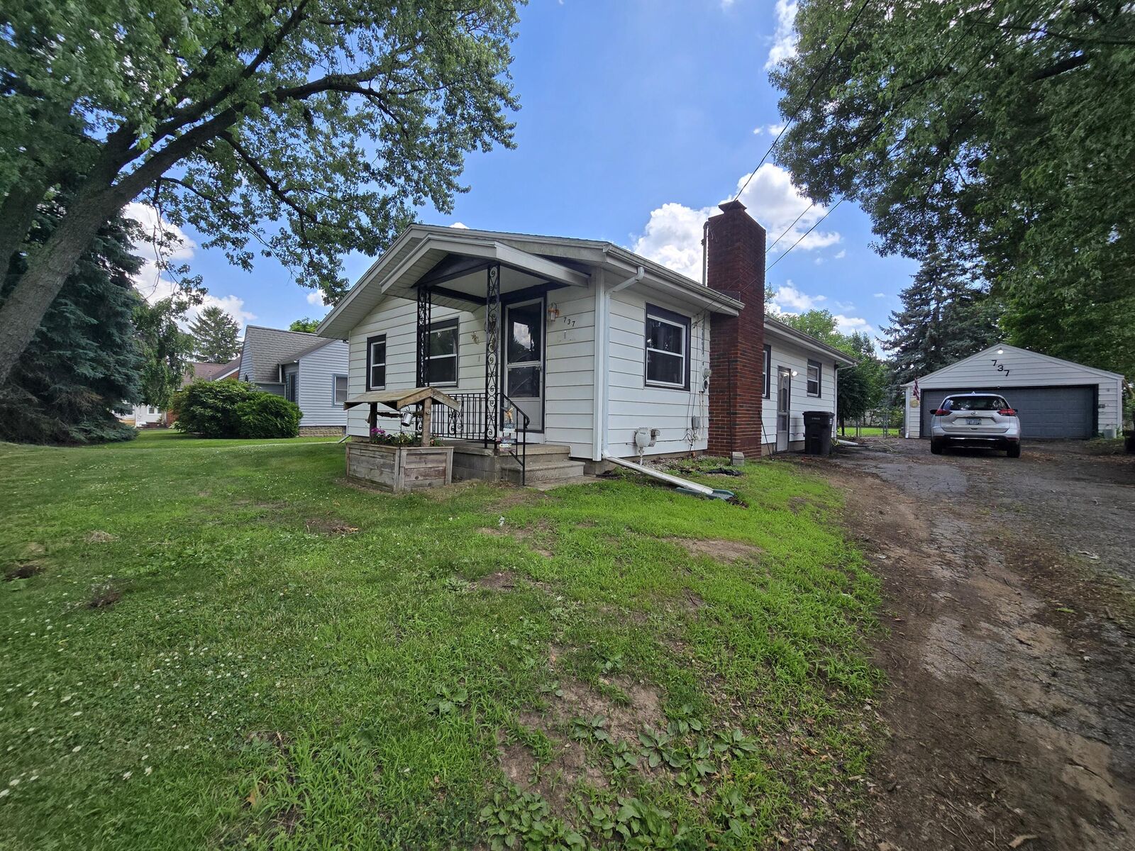 Property Photo:  737 Royal Drive  MI 49202 