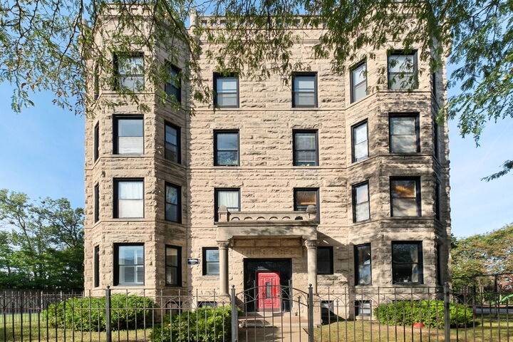 Property Photo: 4060 S Ellis Avenue 1S IL 60653