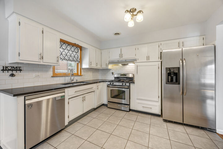 Property Photo: 952 W Grant Drive IL 60016