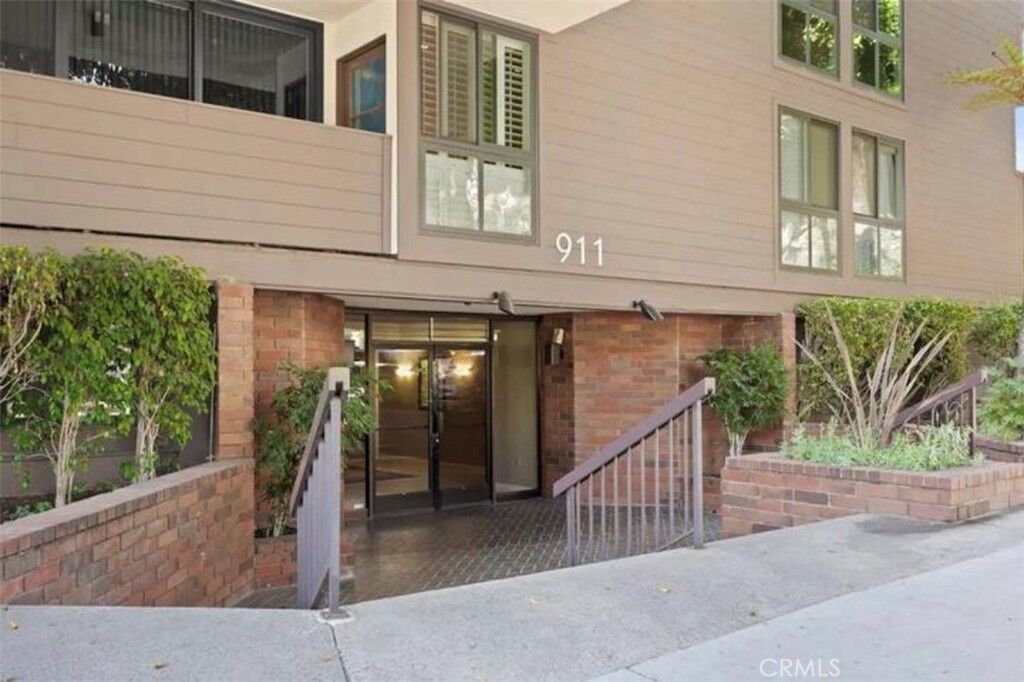 Property Photo: 911 N Kings 306 CA 90069