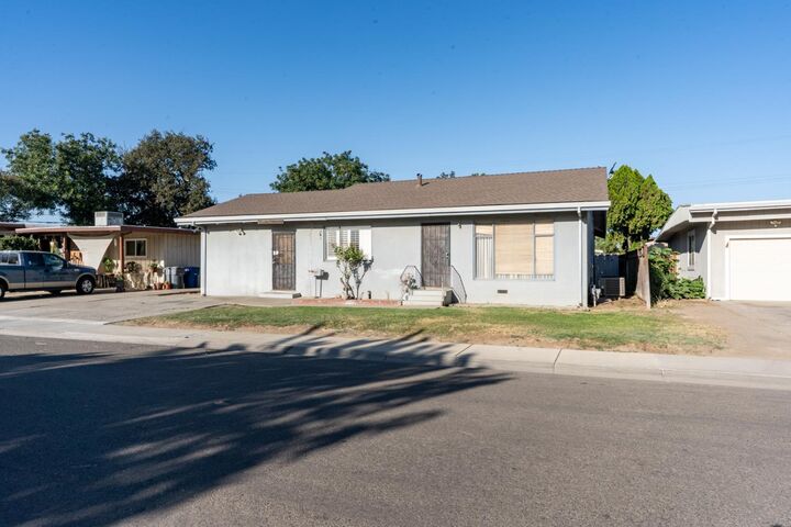 Property Photo: 841 Pennsylvania Avenue CA 93635