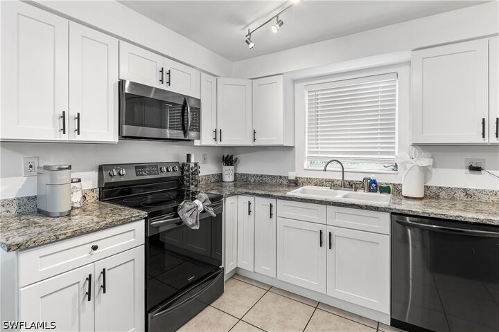 Property Photo: 2191 Thomasson Drive FL 34112