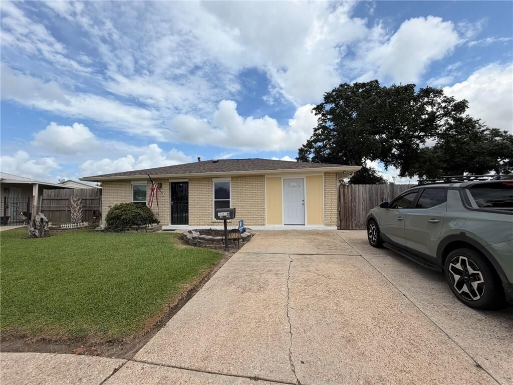 Property Photo:  1013 Sandalwood Drive  LA 70058 