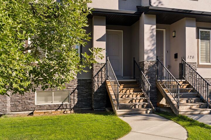 Property Photo:  124 25 Avenue NE  AB T2E 1X8 