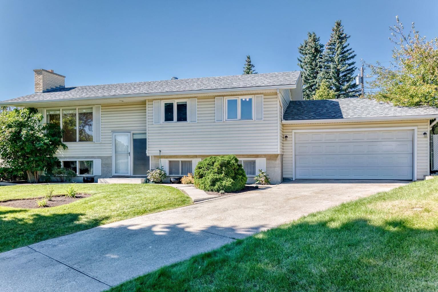 Property Photo:  206 Huntham Place NE  AB T2K 4G6 