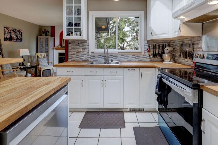 Property Photo:  128 Pineland Place NE  AB T1Y 3K2 