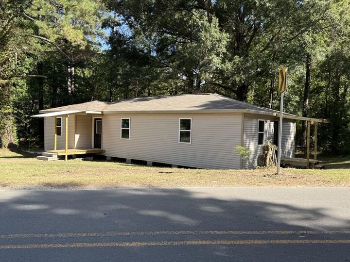 Property Photo:  1102 W Hawthorne Rd  LA 71446 