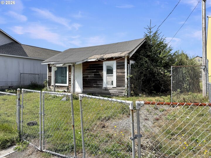 Property Photo:  636 Hemlock St  OR 97415 