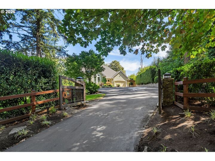 Property Photo: 710 Rosemont Rd OR 97068