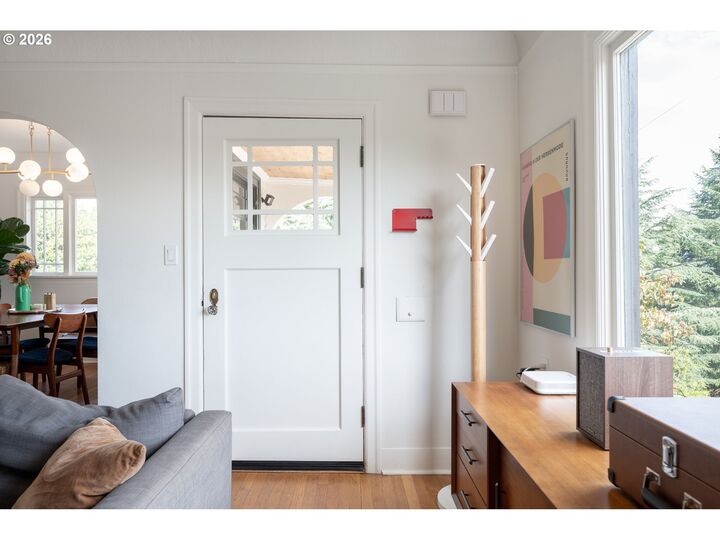 Property Photo:  461 SE 72nd Ave  OR 97215 