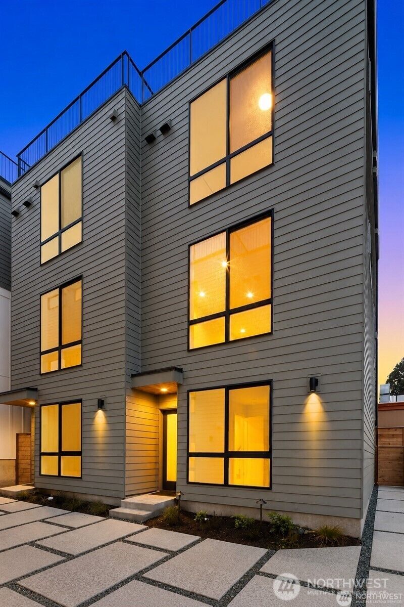 Property Photo: 4415 2nd Avenue NE A WA 98105