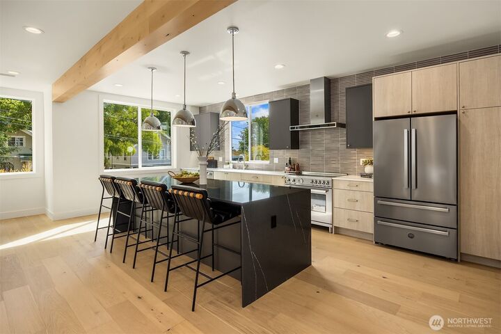 Property Photo: 4413 2nd Avenue NE WA 98105