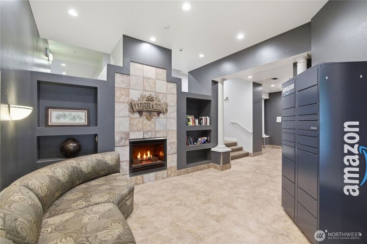 Property Photo:  4343  Roosevelt Way NE 404  WA 98105 