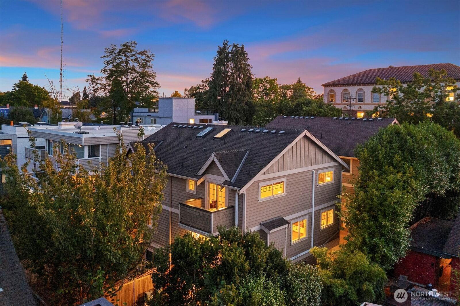 Property Photo:  2112  Warren Avenue N B  WA 98109 