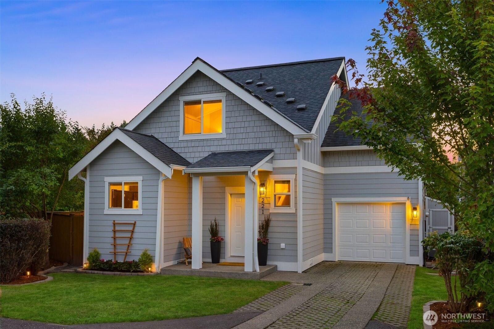 Property Photo:  221  1st Place NE  WA 98027 