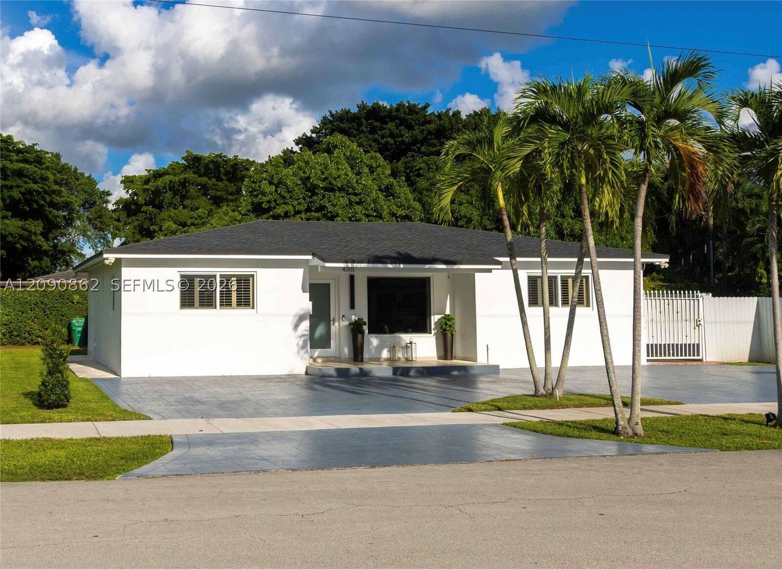 Property Photo: 4301 SW 85th Ave FL 33155