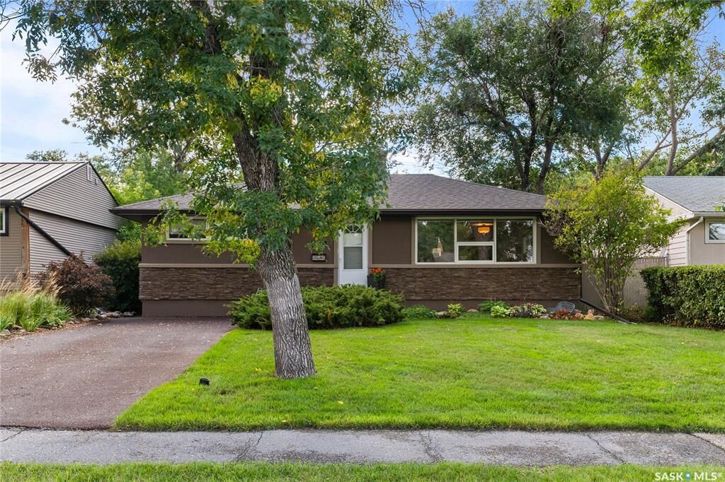 Property Photo:  609 18th Avenue E  SK S4N 1E6 