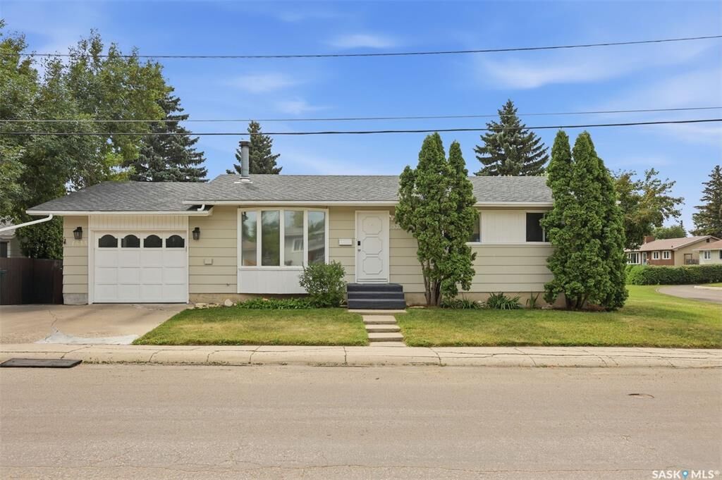 Property Photo:  1535 Laura Avenue  SK S7N 2R8 