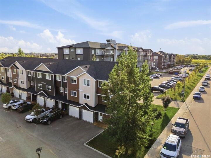 Property Photo:  1060 Parr Hill Drive 1  SK S0K 2T1 