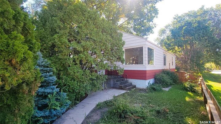 Property Photo:  421 29th Street W  SK S7L 0M3 