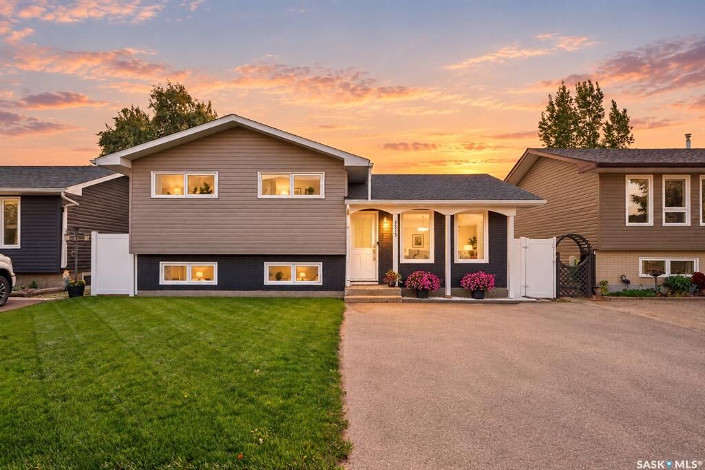Property Photo:  1515 Caribou Street W  SK S6H 7N5 