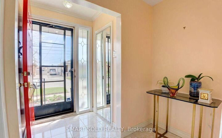 Property Photo:  24 Ivanhoe Court  ON M1R 3G9 