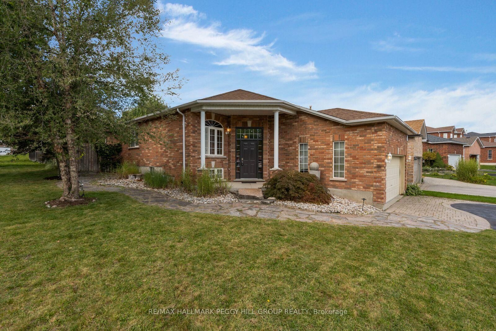 Property Photo:  2 Brown Wood Drive  ON L4M 6N4 