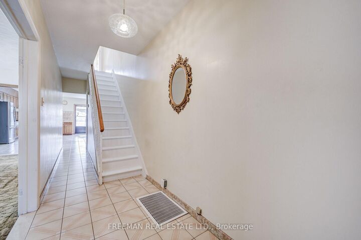 Property Photo:  912 Manning Avenue  ON M6G 2X4 