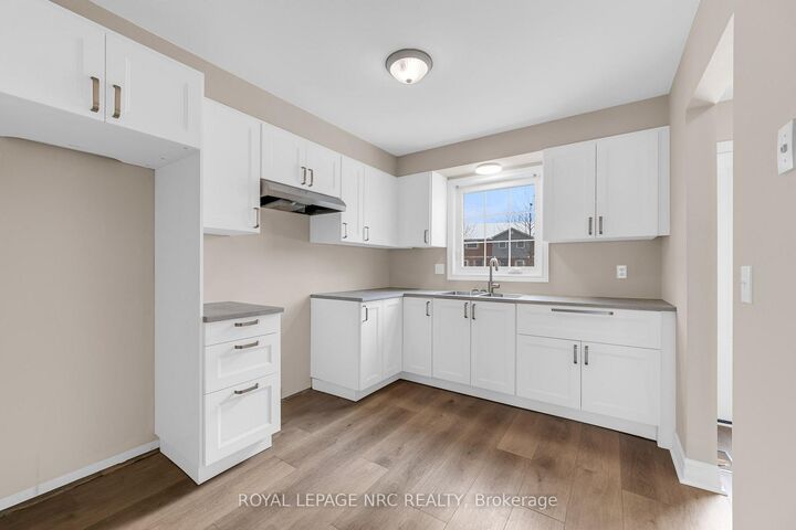 Property Photo:  110 Silvan Drive 20  ON L3C 6Z5 