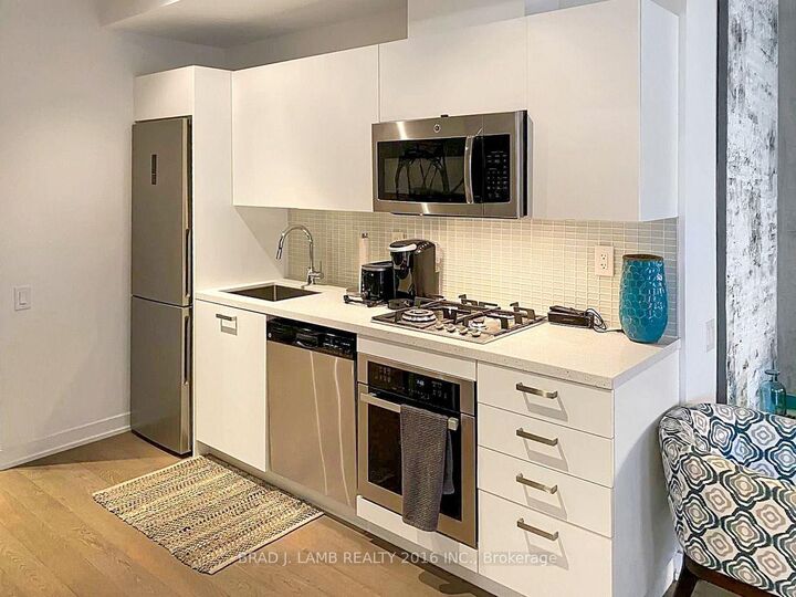 Property Photo:  39 Brant Street 527  ON M5V 0M8 