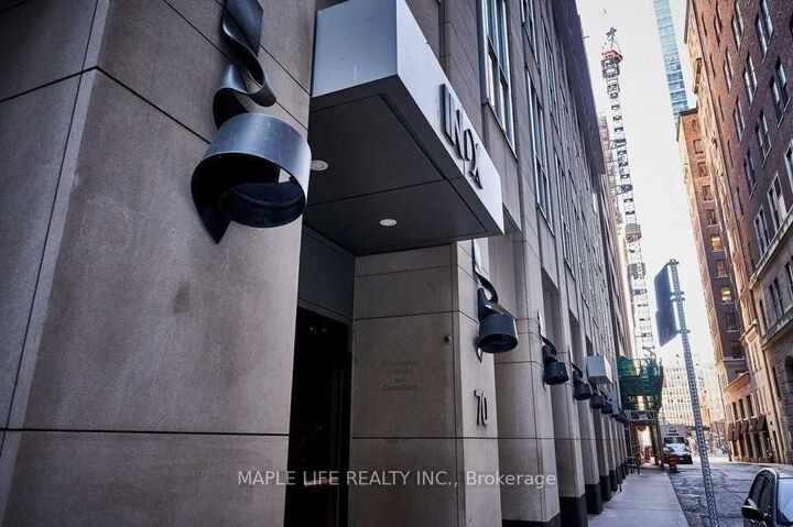 Property Photo:  70 Temperance Street 1707  ON M5H 0B1 