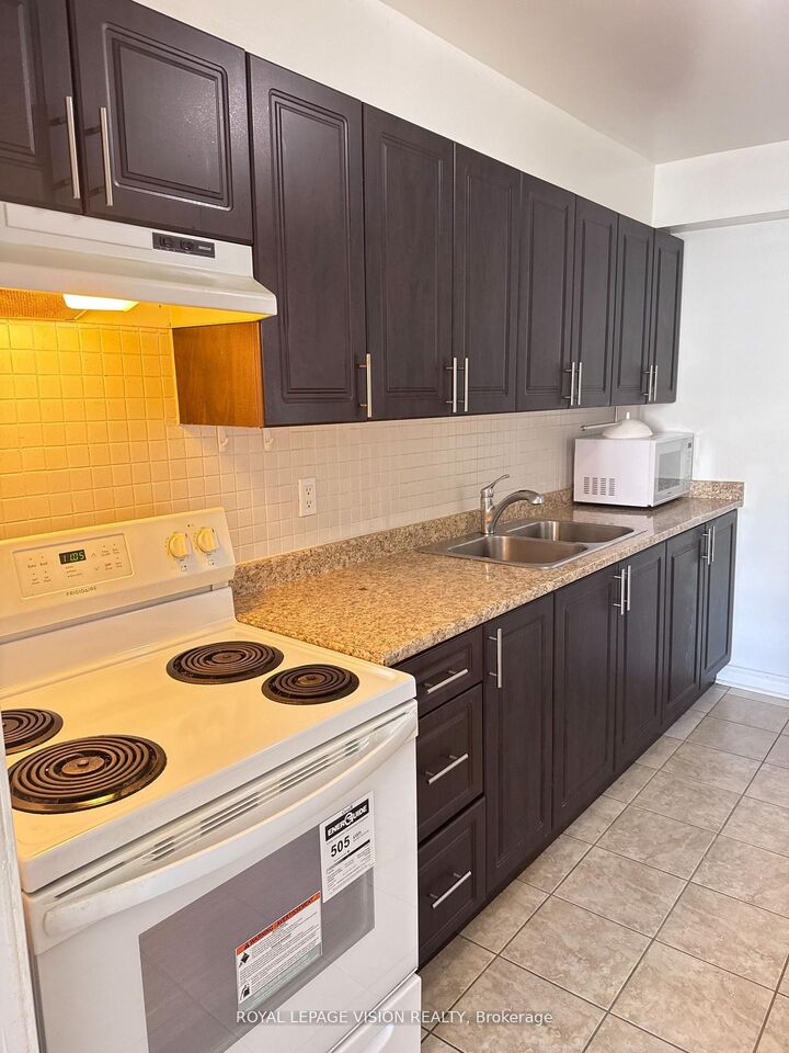 Property Photo:  5 Massey Square 2801  ON M4C 5L6 