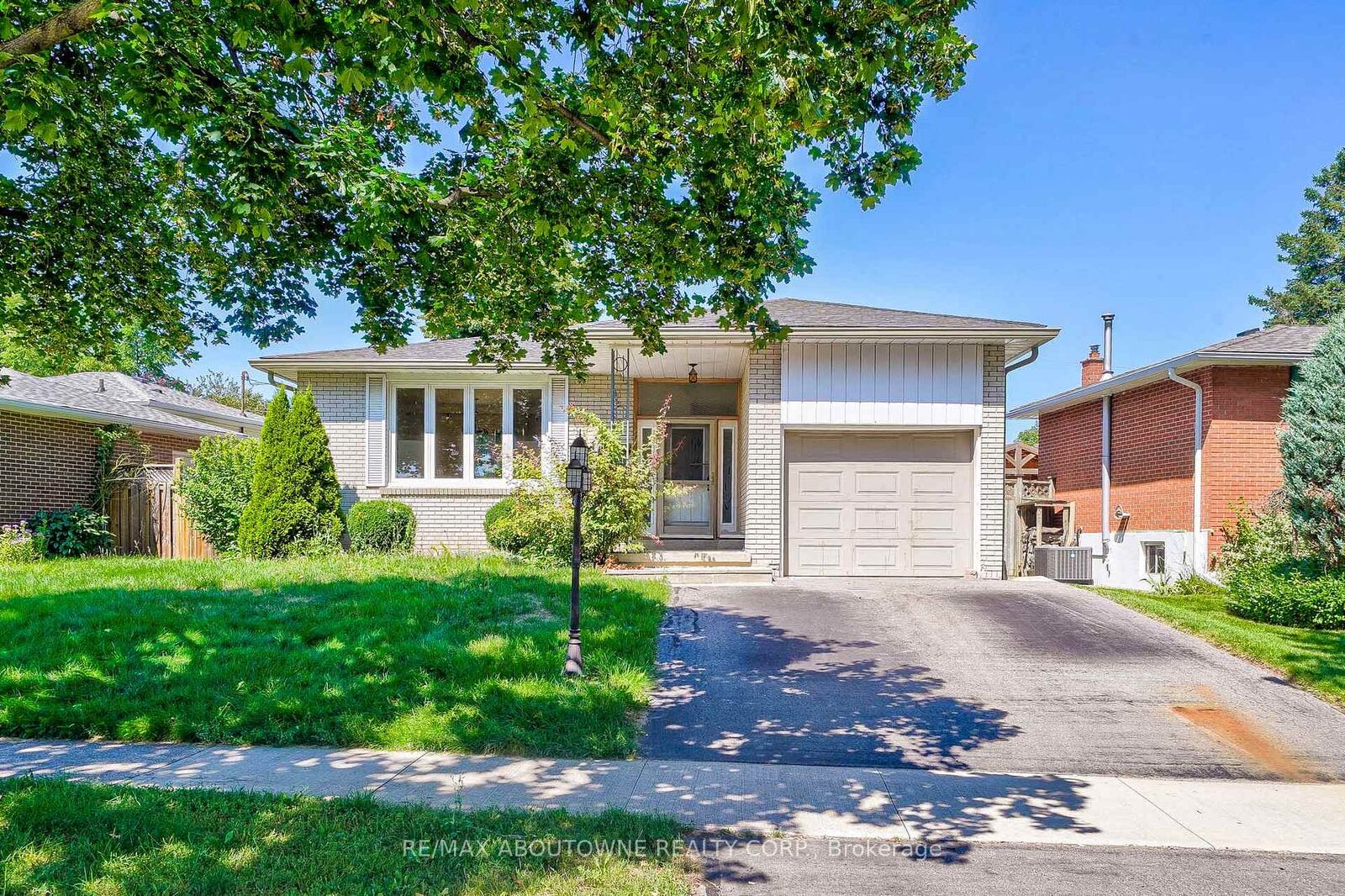 Property Photo:  4395 Longmoor Drive Upper  ON L7L 1X8 