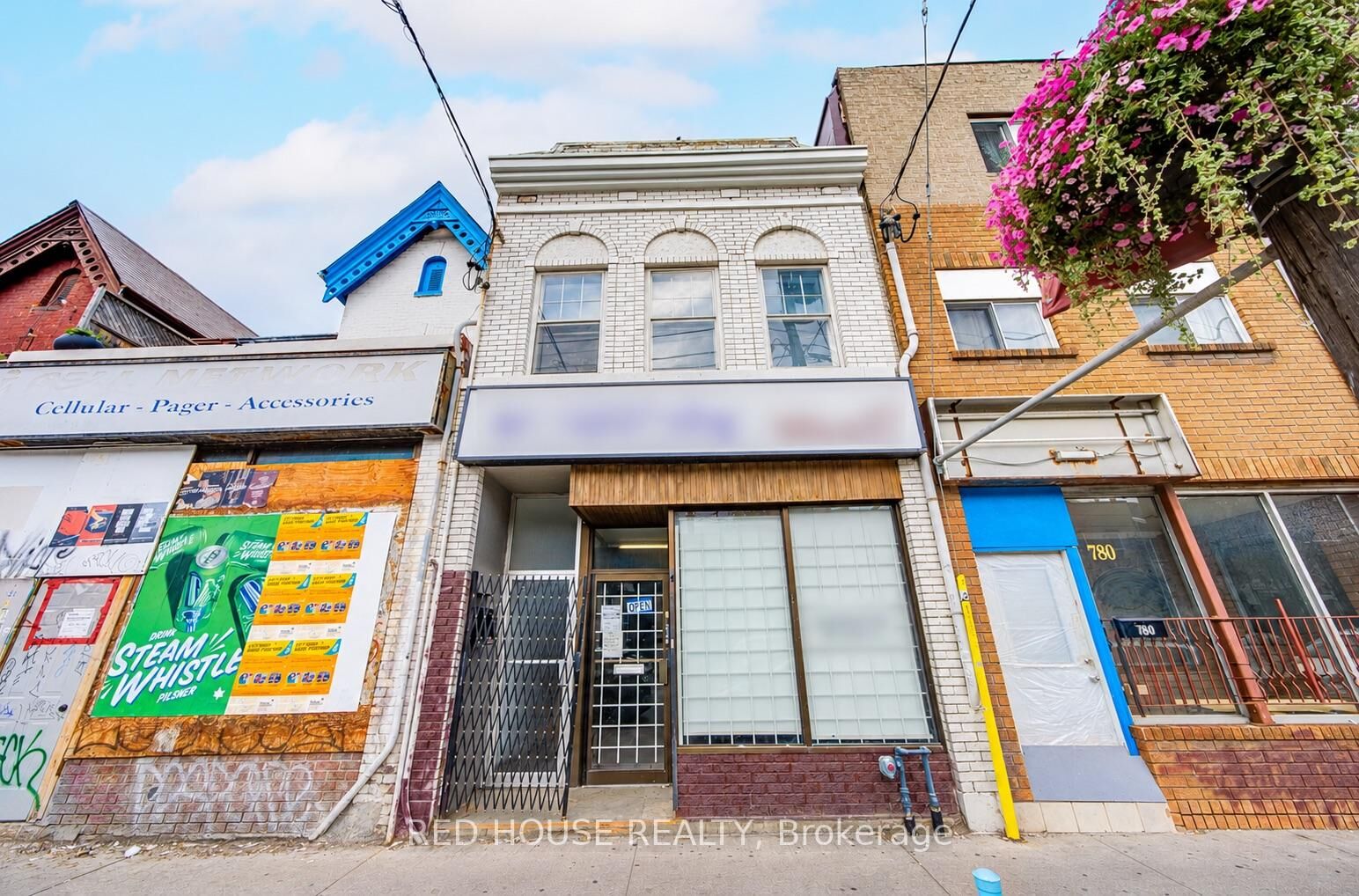 Property Photo:  782 Dundas Street W  ON M6J 1V1 