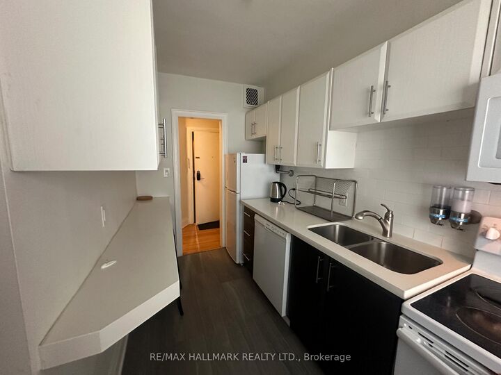 Property Photo:  595 St Clair Avenue W 9  ON M6C 1A3 