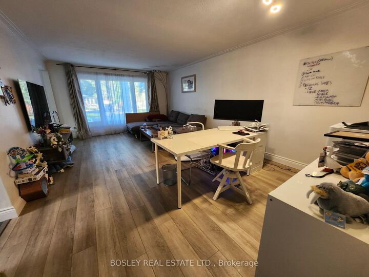 Property Photo: 37 Summerside Crescent Main ON M2H 1W9