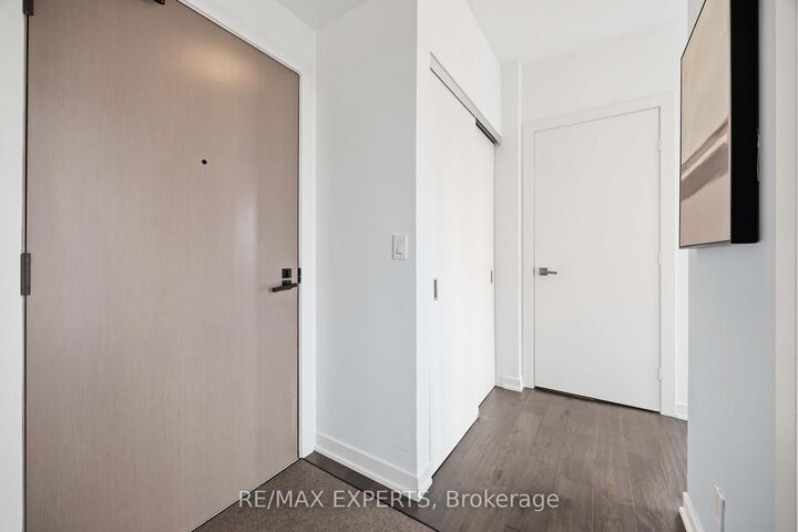 Property Photo:  223 St Clair Avenue W 1007  ON M4V 0A5 
