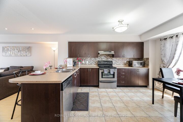 Property Photo:  4855 Half Moon Grove 3  ON L5M 8C7 