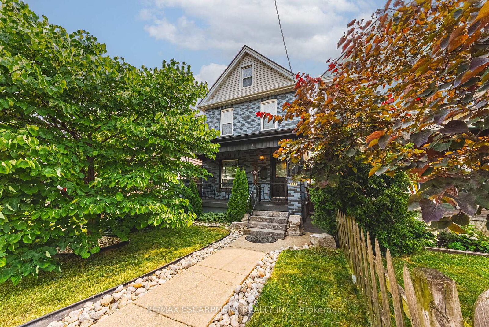 Property Photo:  218 Grosvenor Avenue N  ON L8L 7S9 