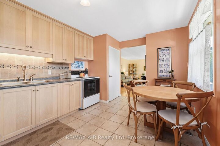 Property Photo:  164 Redford Crescent  ON N5A 1P2 