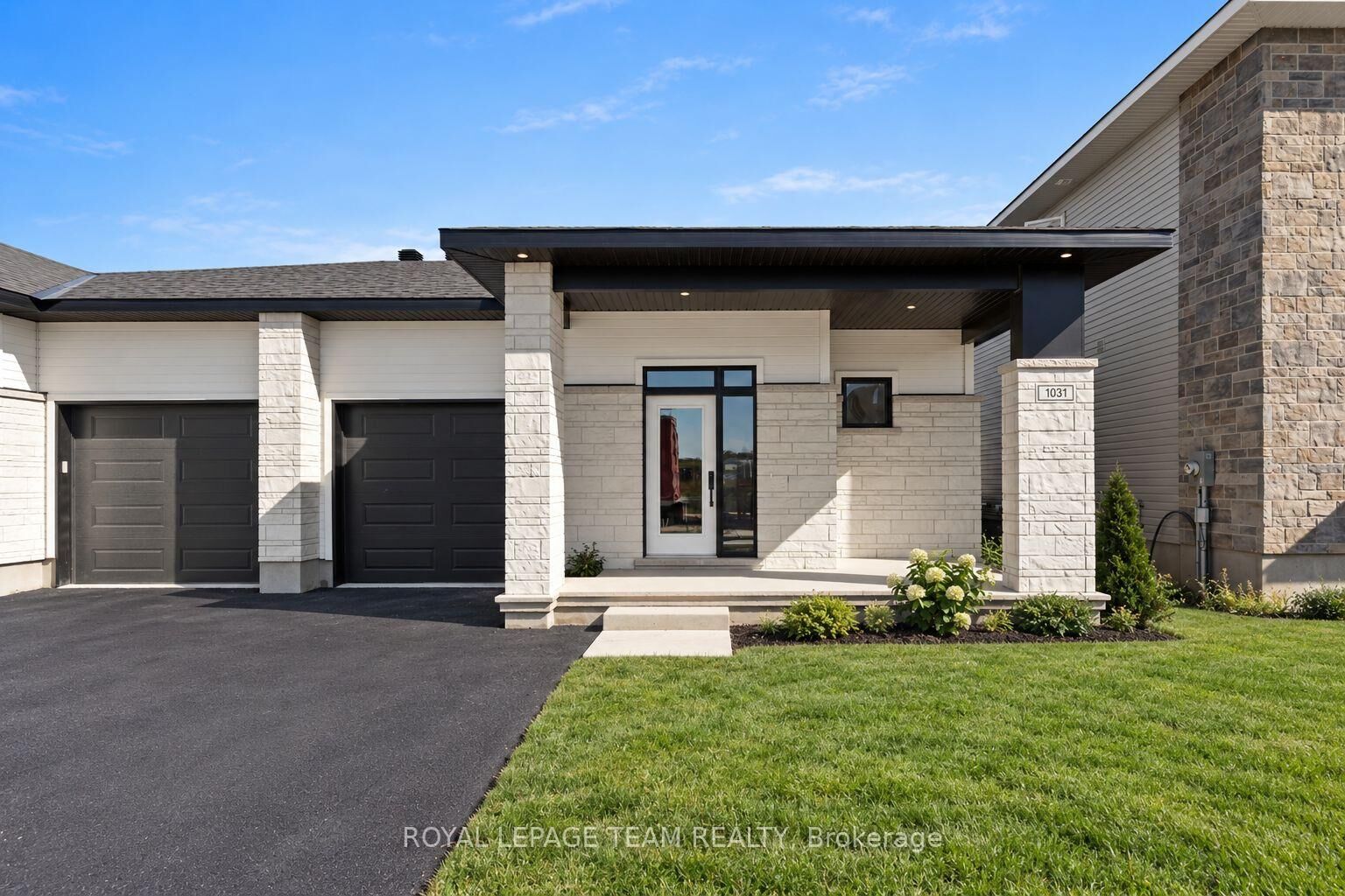 Property Photo:  1031 Moore Street  ON K6V 7N1 
