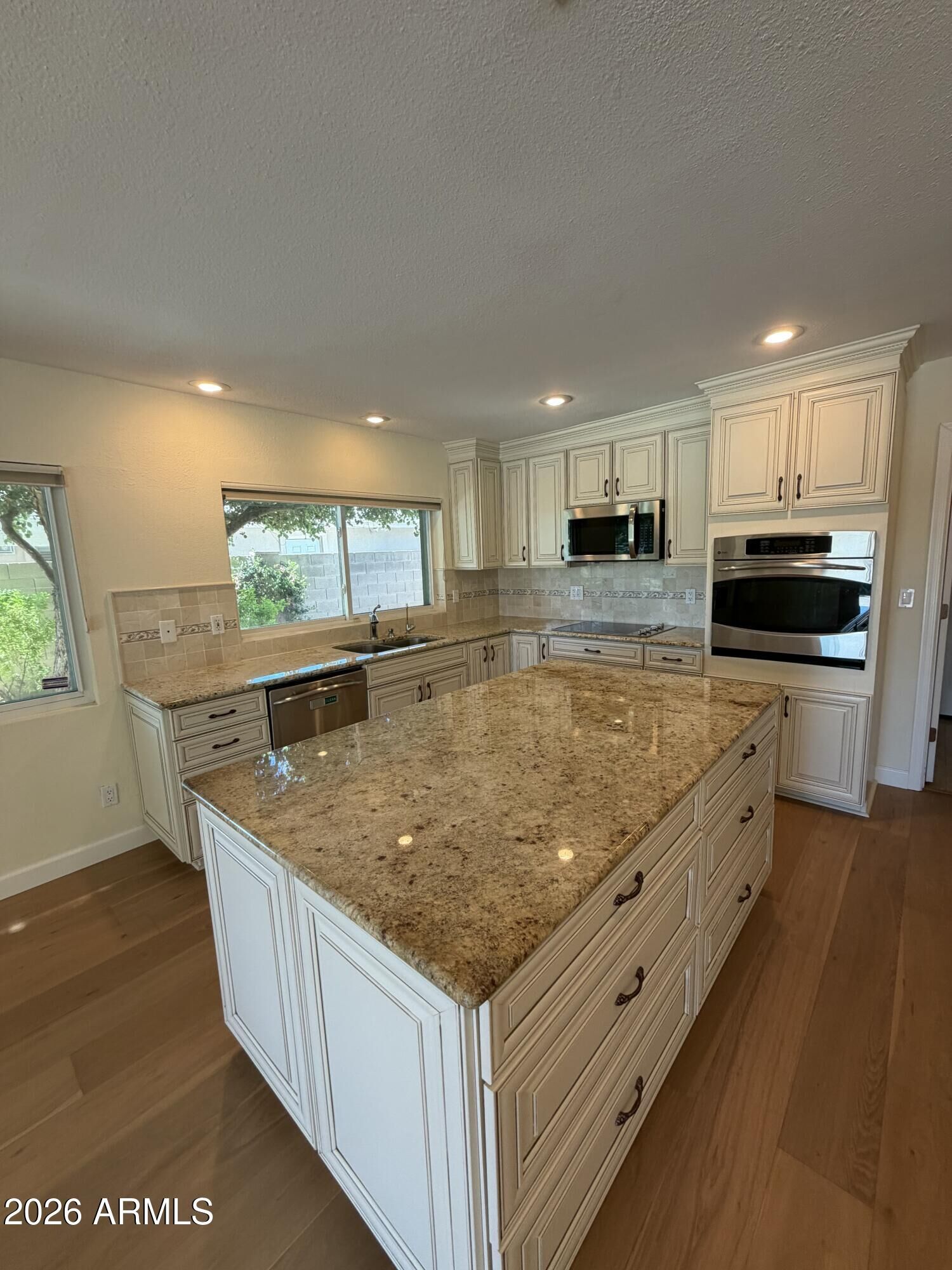 Property Photo: 2533 W Laguna Azul Avenue AZ 85202