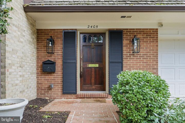 Property Photo: 2405 S Queen Street VA 22202