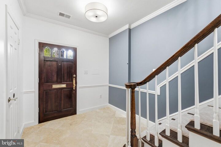 Property Photo:  2405 S Queen Street  VA 22202 