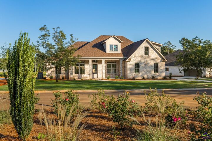 Property Photo:  8 Pleasant Oaks Drive  GA 31069 