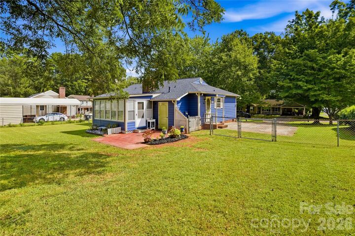 Property Photo:  2118 Lampglow Court  NC 28056 