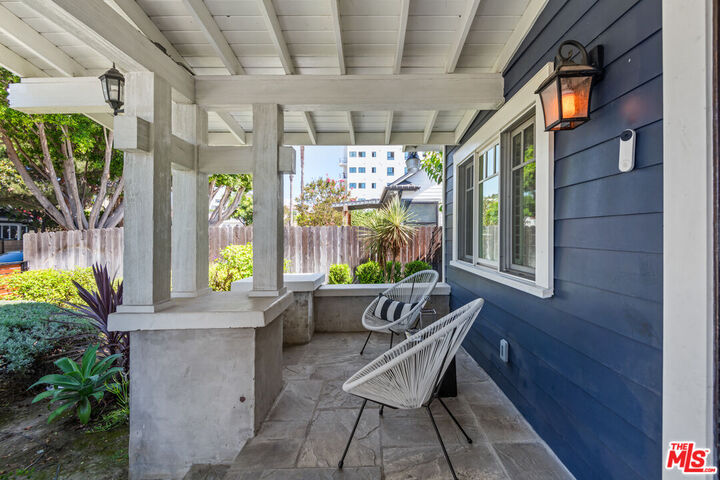 Property Photo:  222 N St Andrews Pl  CA 90004 