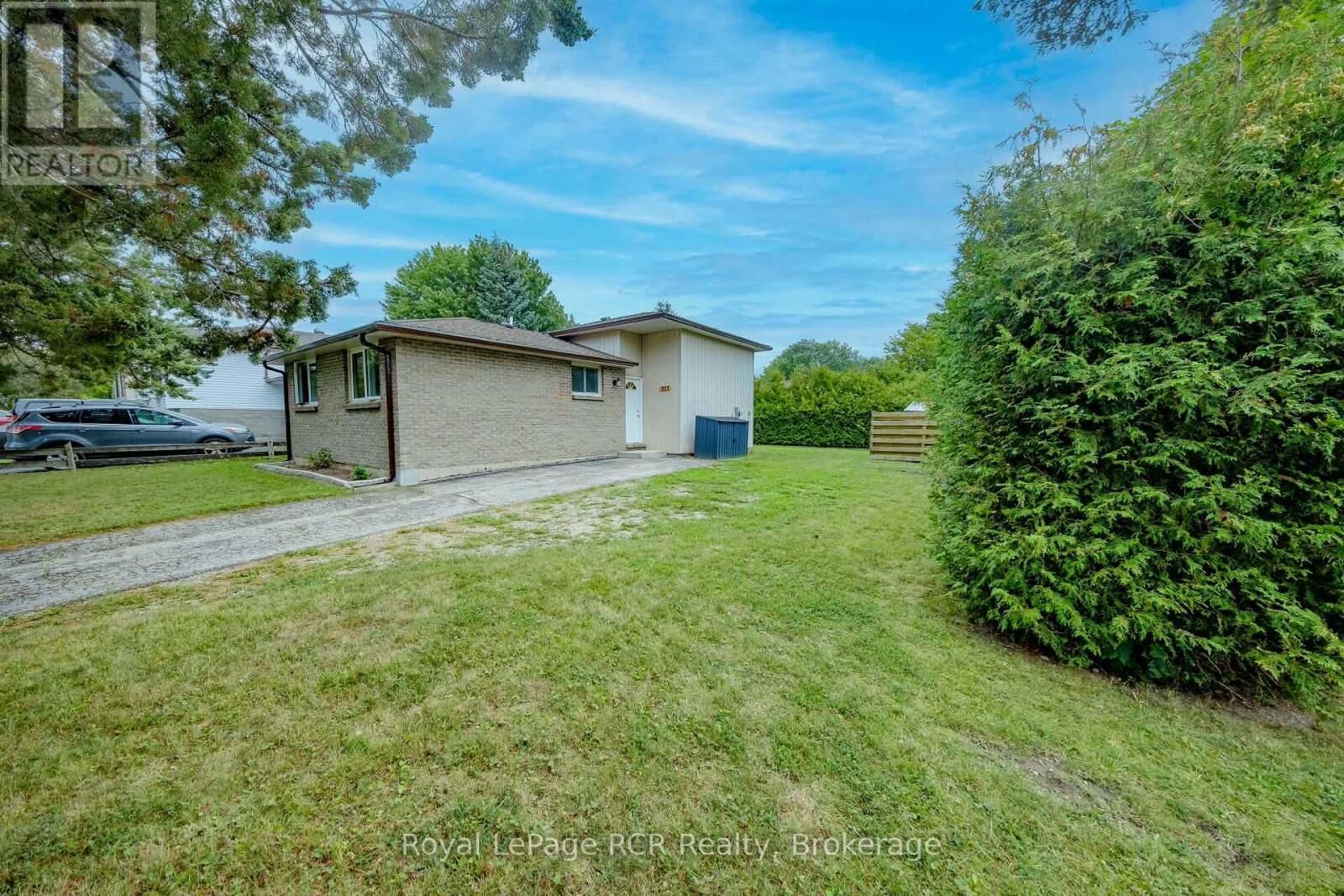 Property Photo: 727 Johnston Crescent ON N2Z 1S5