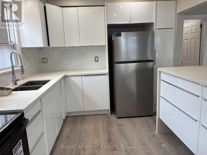 Property Photo: 513 Oakwood Avenue 2nd Floor ON M6E 2W9